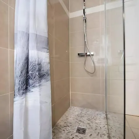 Tbs 323 - Superb With Eiffel Tower View