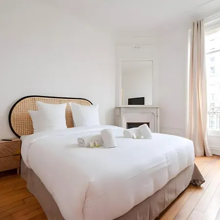 Tbs 323 - Superb With Eiffel Tower View